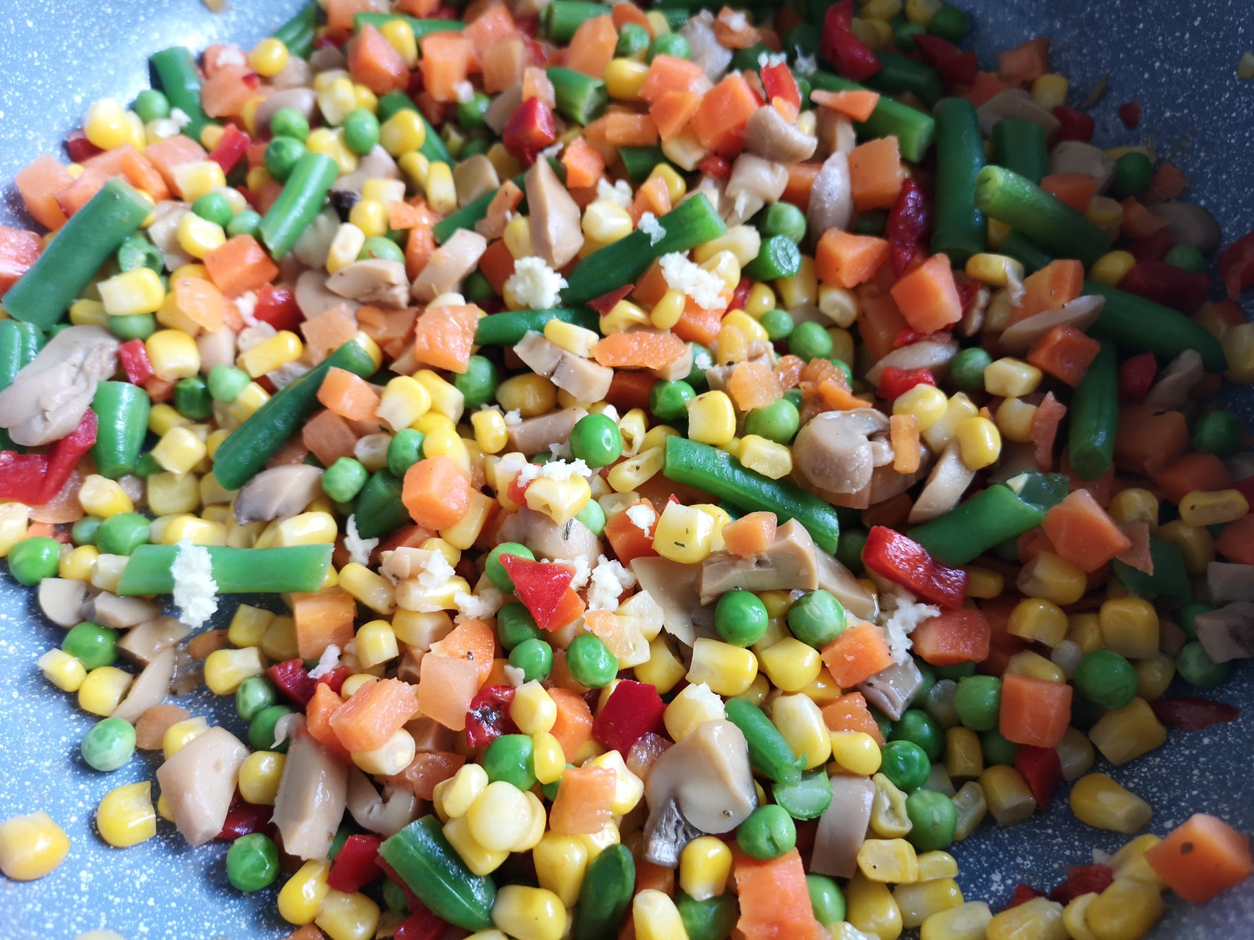 Aperitiv rulada de carne tocata cu legume si cascaval