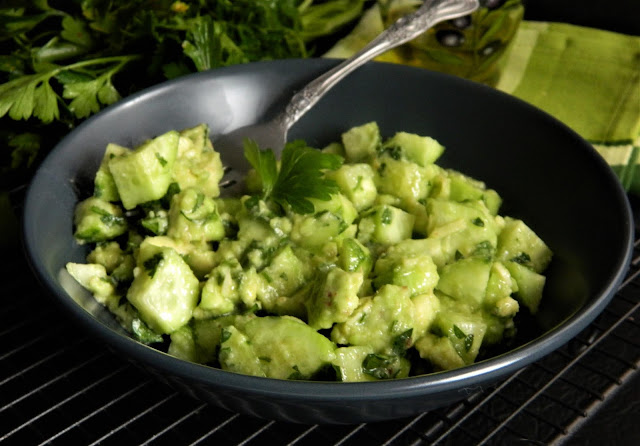 Salata de avocado si castraveti