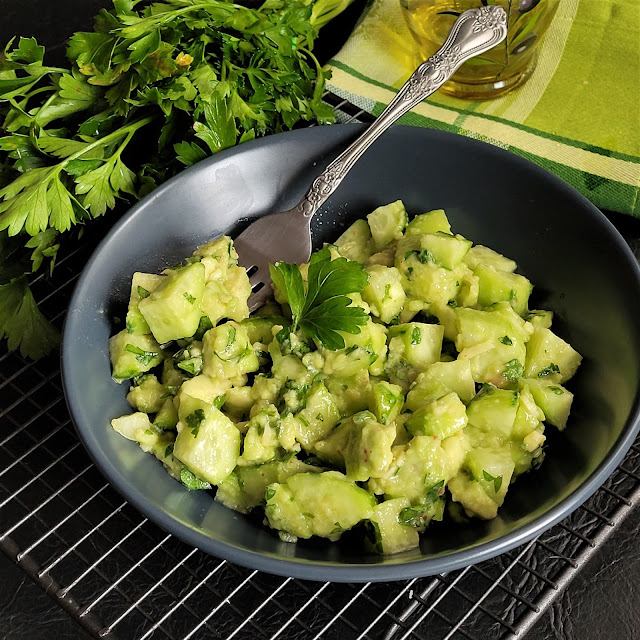 Salata de avocado si castraveti