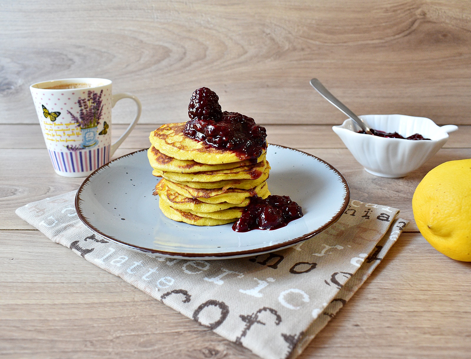 Pancakes cu lamaie si sos de mure