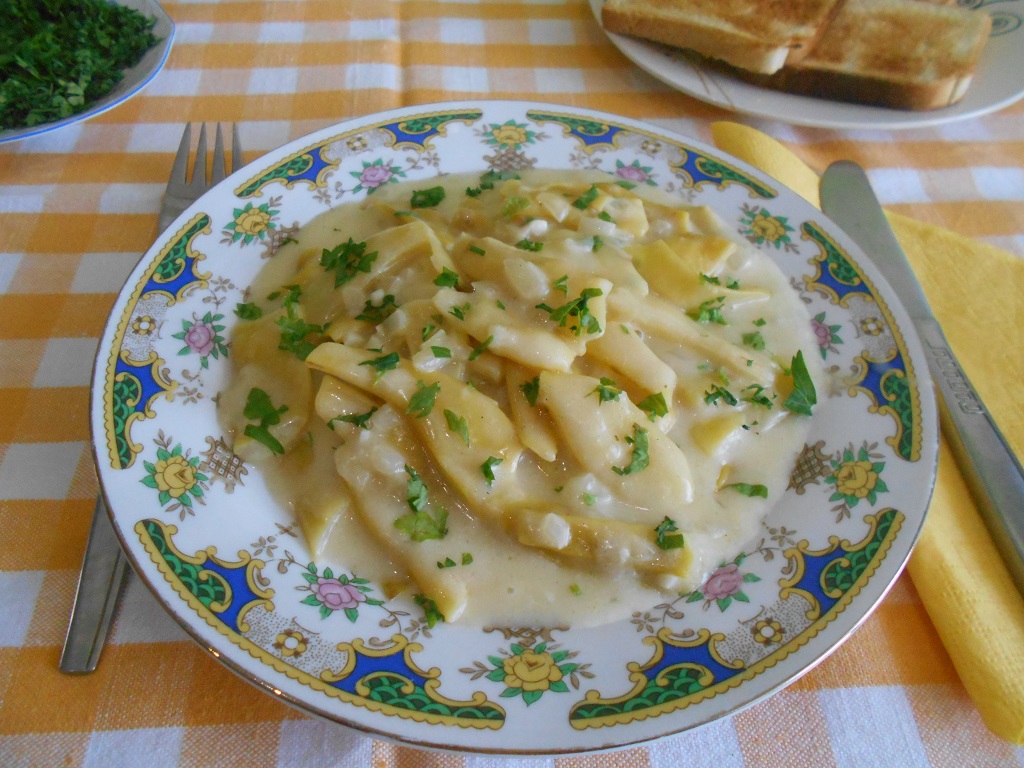 Pastai galbene, cu smantana si usturoi