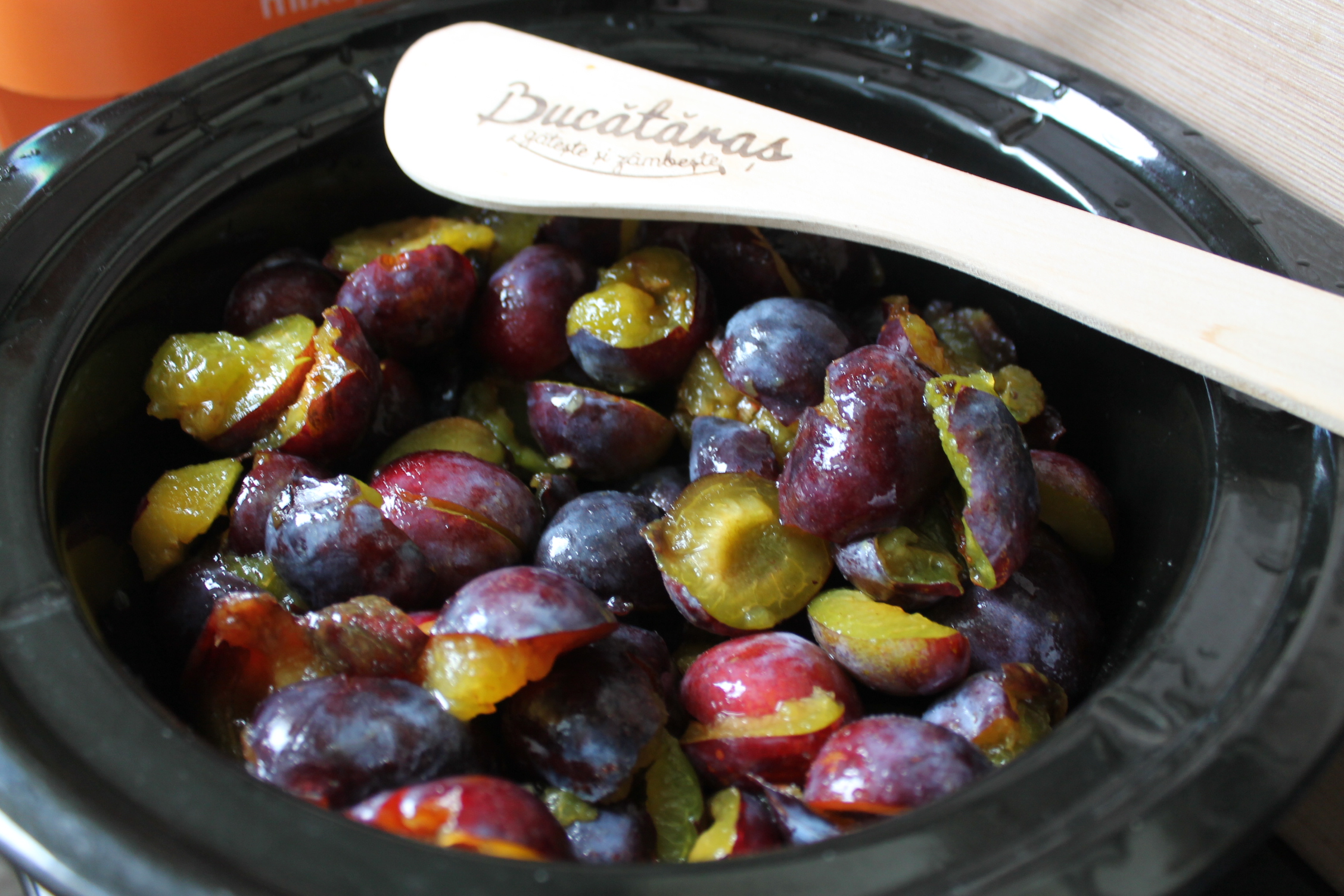 Dulceata picanta din prune, ardei iute si ceapa la slow cooker Crock Pot