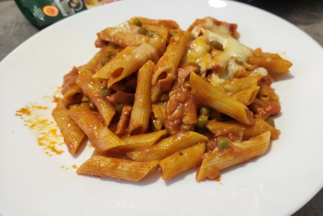 Paste (penne) cu bacon, mazare si suc de rosii