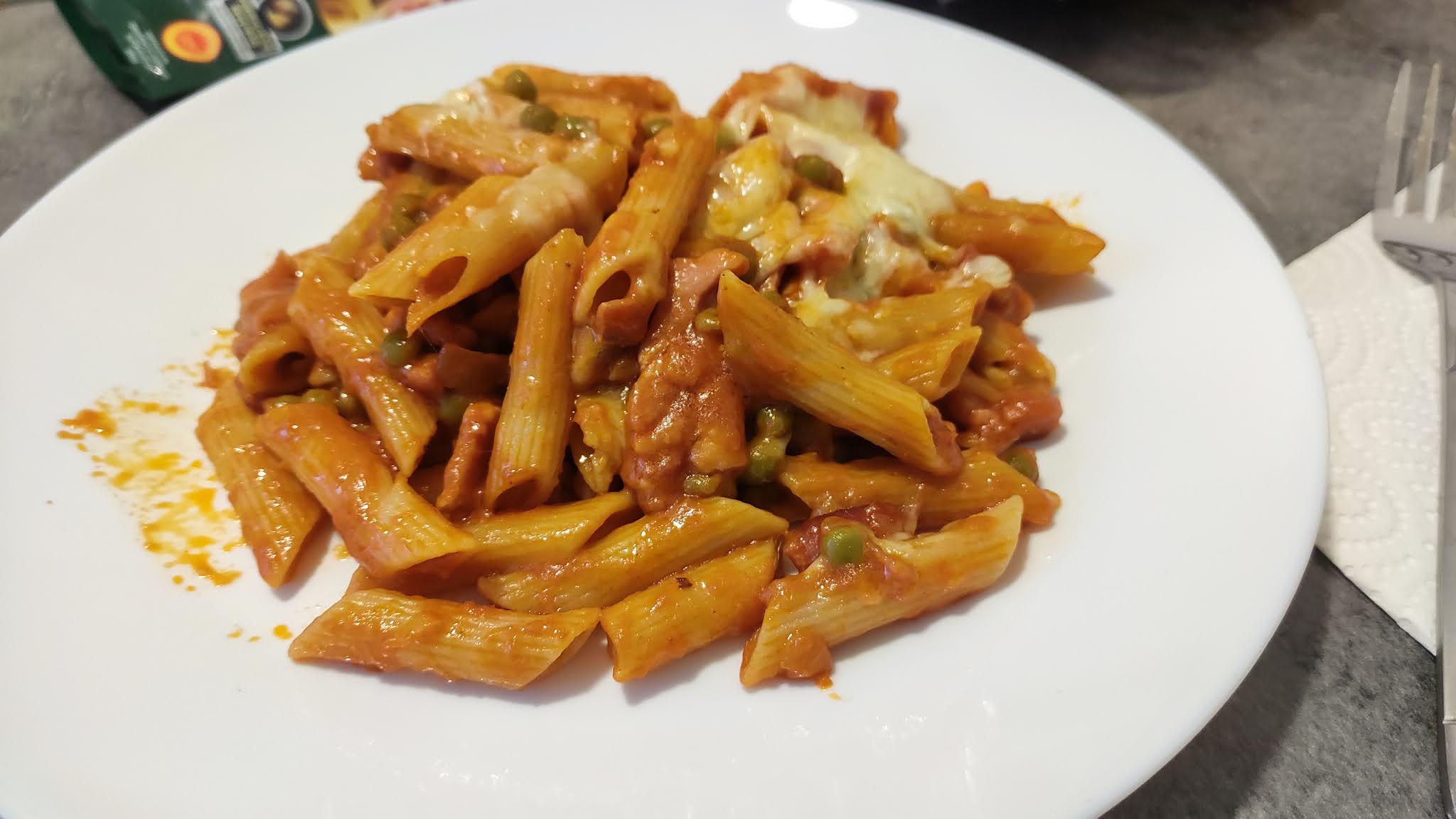 Paste (penne) cu bacon, mazare si suc de rosii