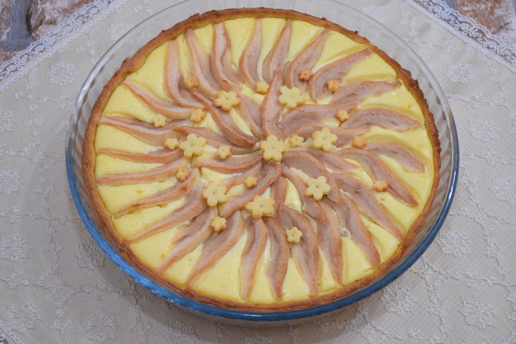 Desert tarta cu pere, mure si branza