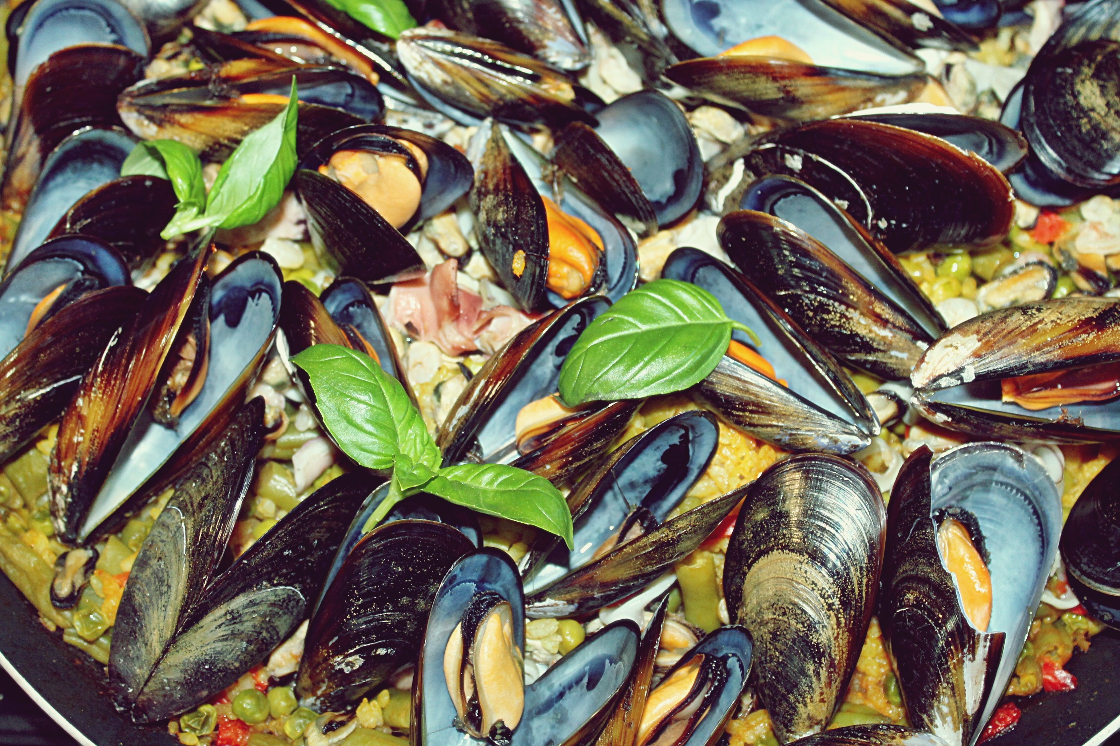 Paella cu fructe de mare si midii