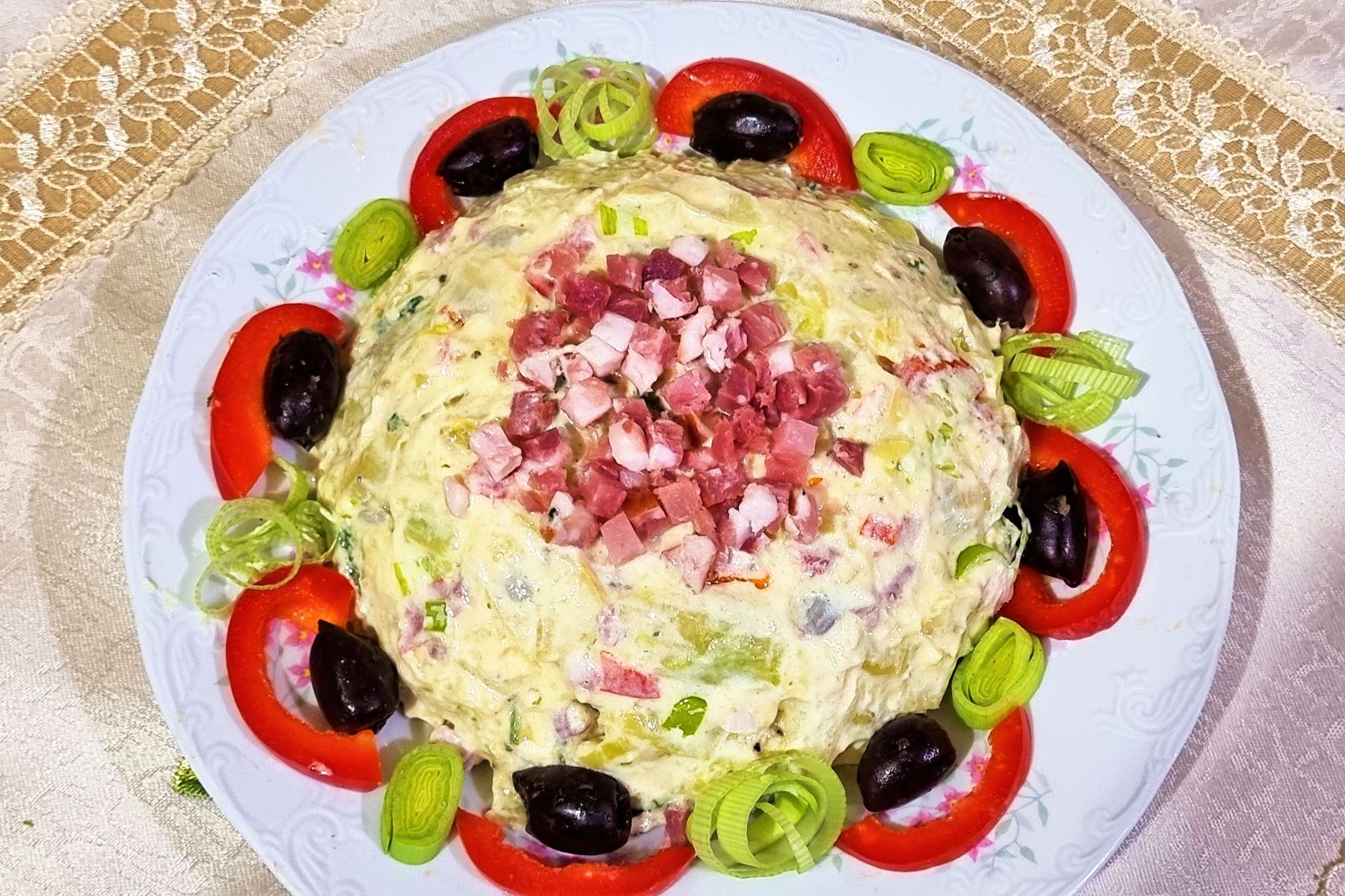 Salata de fasole verde cu bacon, cartofi si iaurt