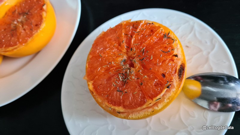 Grapefruit la cuptor cu sirop de artar si cimbru (low carb)