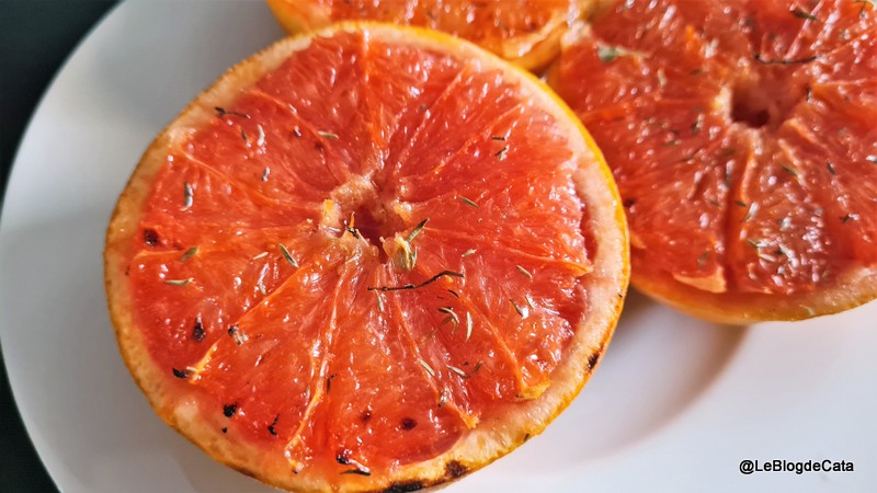 Grapefruit la cuptor cu sirop de artar si cimbru (low carb)