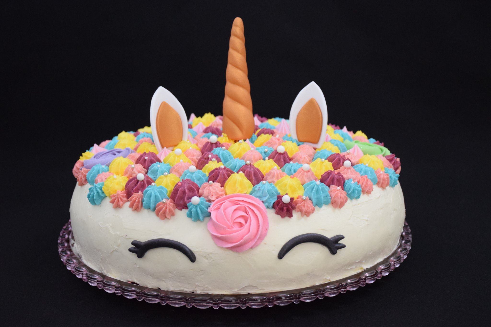 Desert tort unicorn cu capsuni, mure si bezea elvetiana