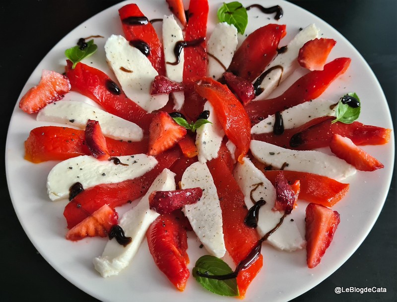 Salata de ardei copti cu capsuni si mozzarella