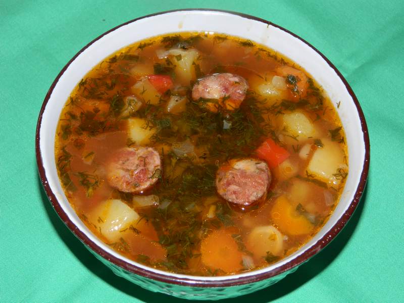 Ciorba de cartofi cu carnati si zeama de varza