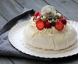 Celebra Pavlova cu crema si capsuni, un desert rafinat si elegant-0