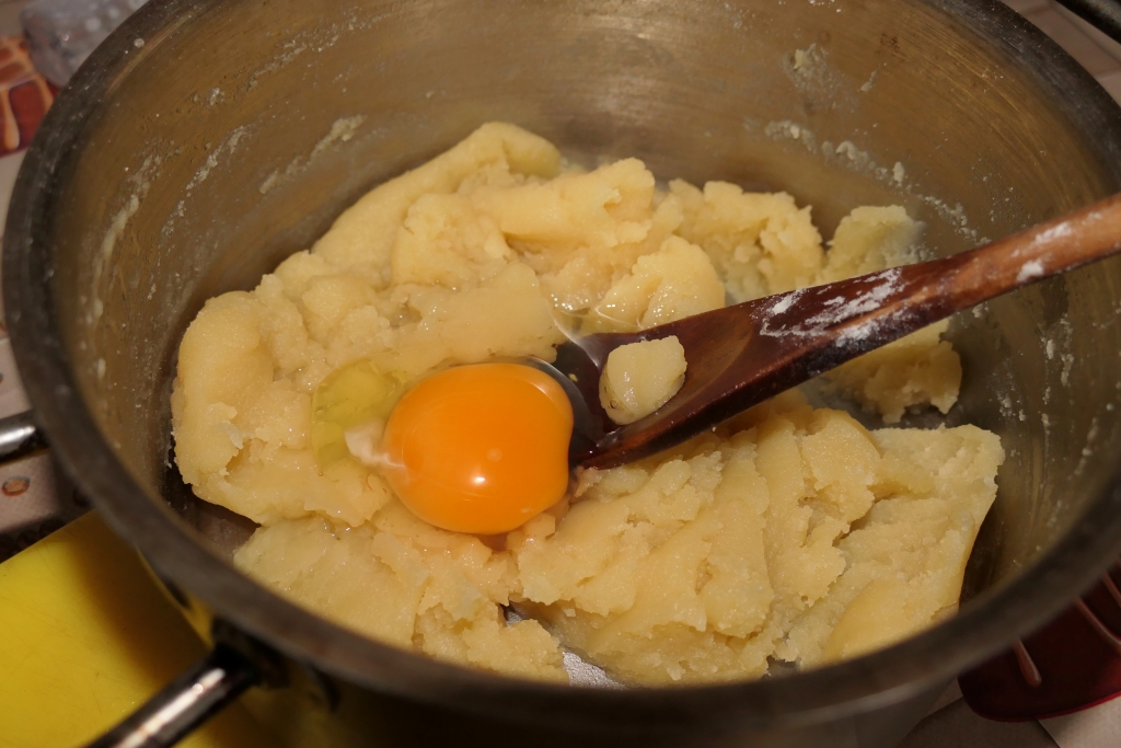 Mini choux a la creme cu vanilie, frisca si afine din dulceata, un deliciu fin si cremos