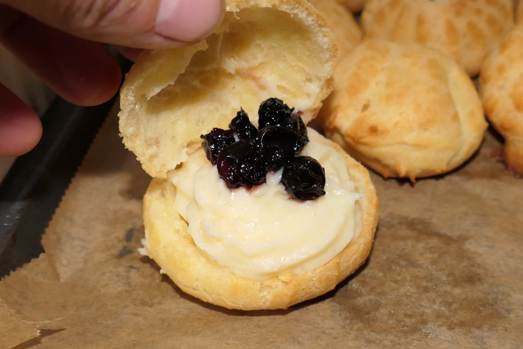 Mini choux a la creme cu vanilie, frisca si afine din dulceata, un deliciu fin si cremos