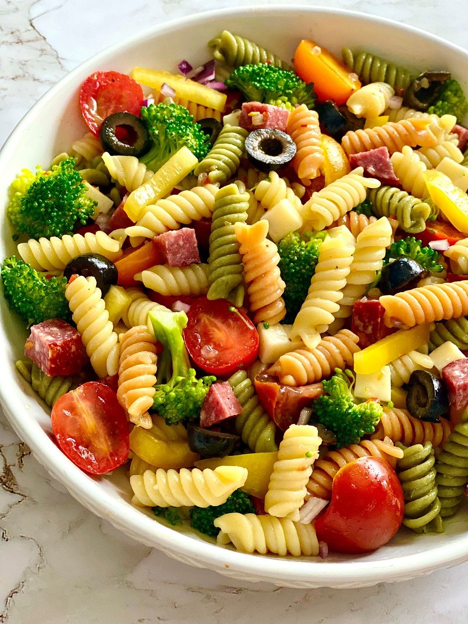 Salata italiana de paste cu rosii, masline si broccoli - Reteta simpla si delicioasa