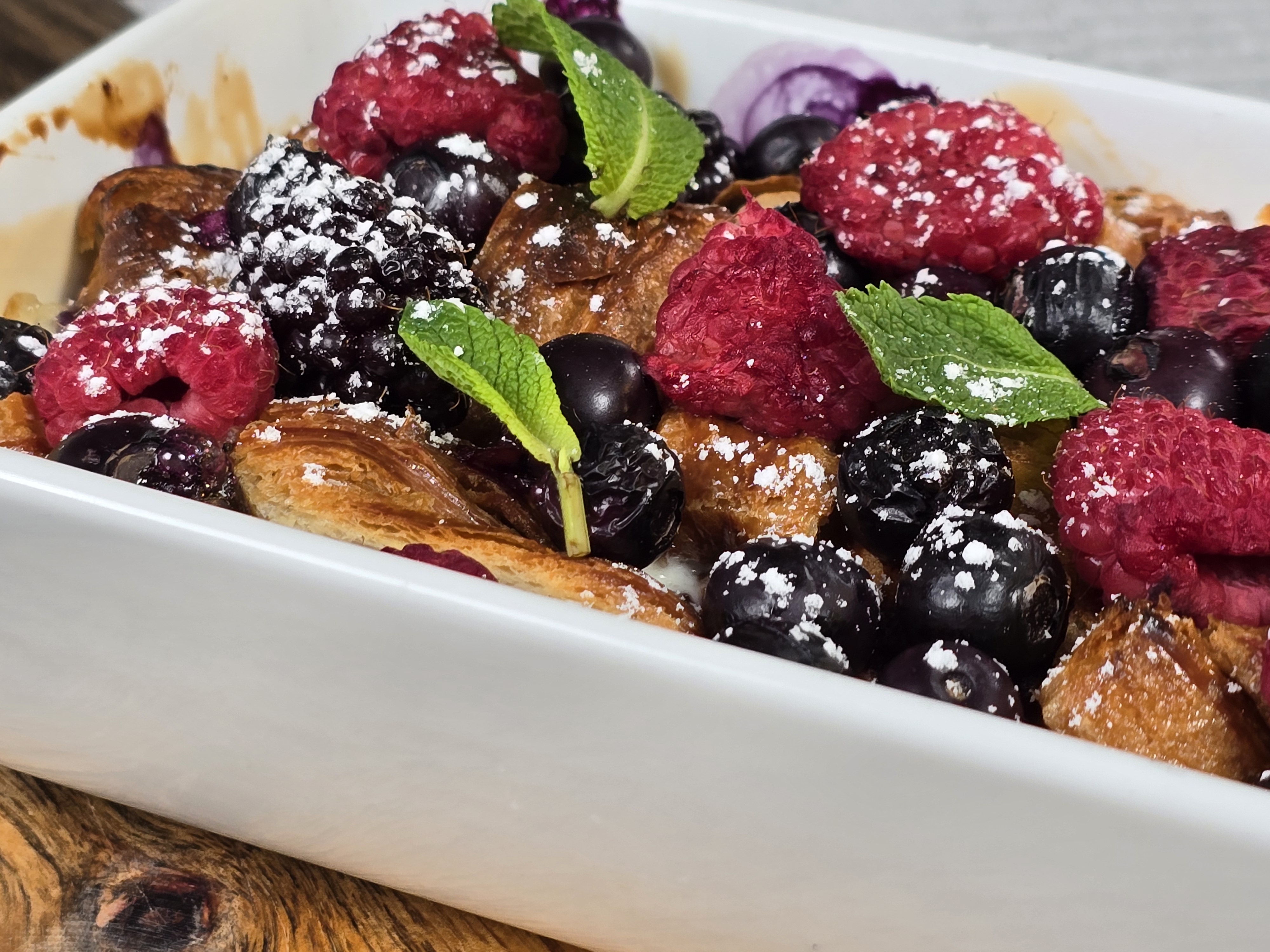 Budincă de croissante cu fructe de pădure