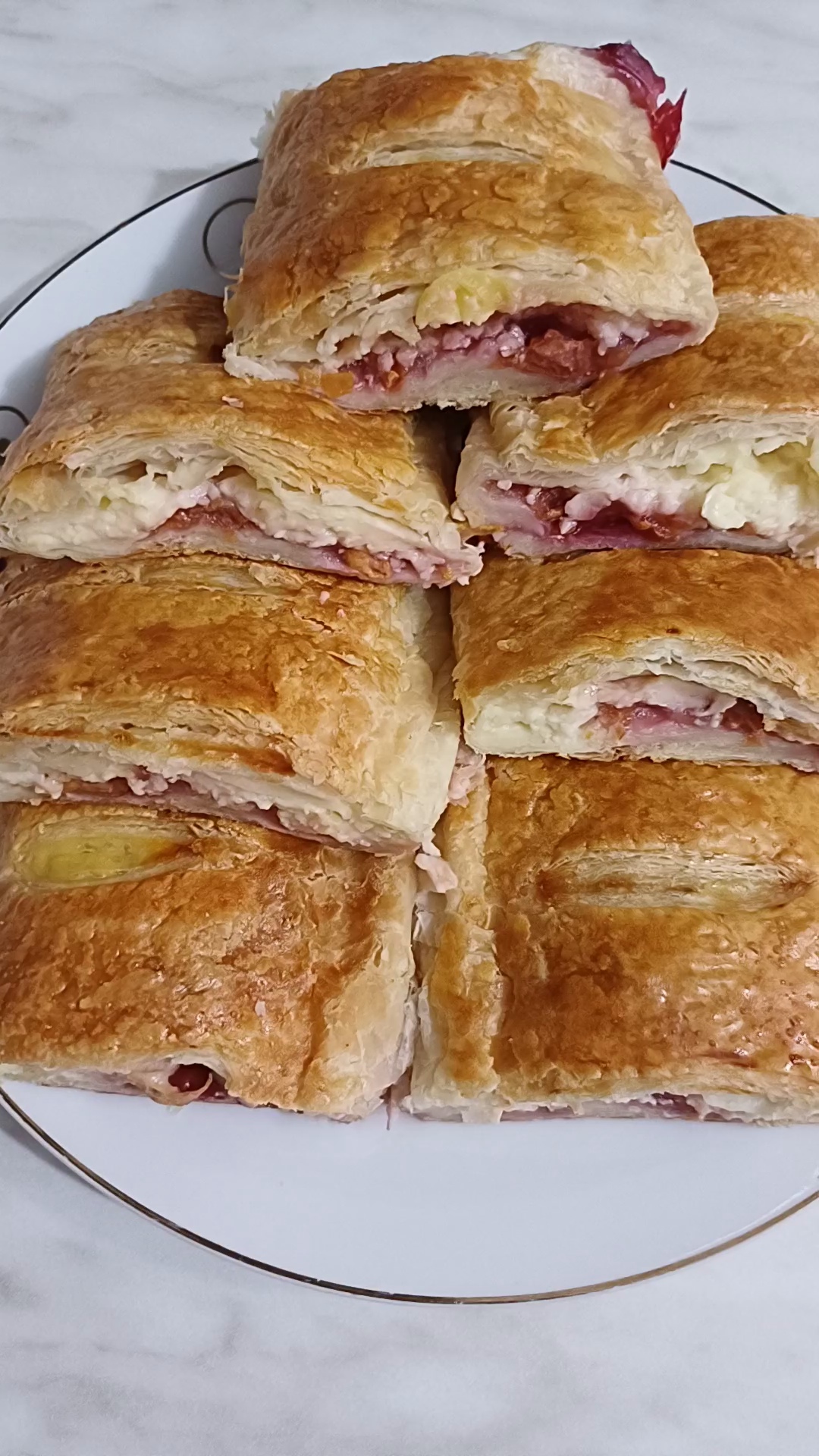 Strudel cu budinca de vanilie si visine - Reteta rapida cu foietaj