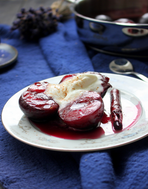 Prune rotunde in sos de vin rosu cu scortisoara - Deliciu aromat si delicios