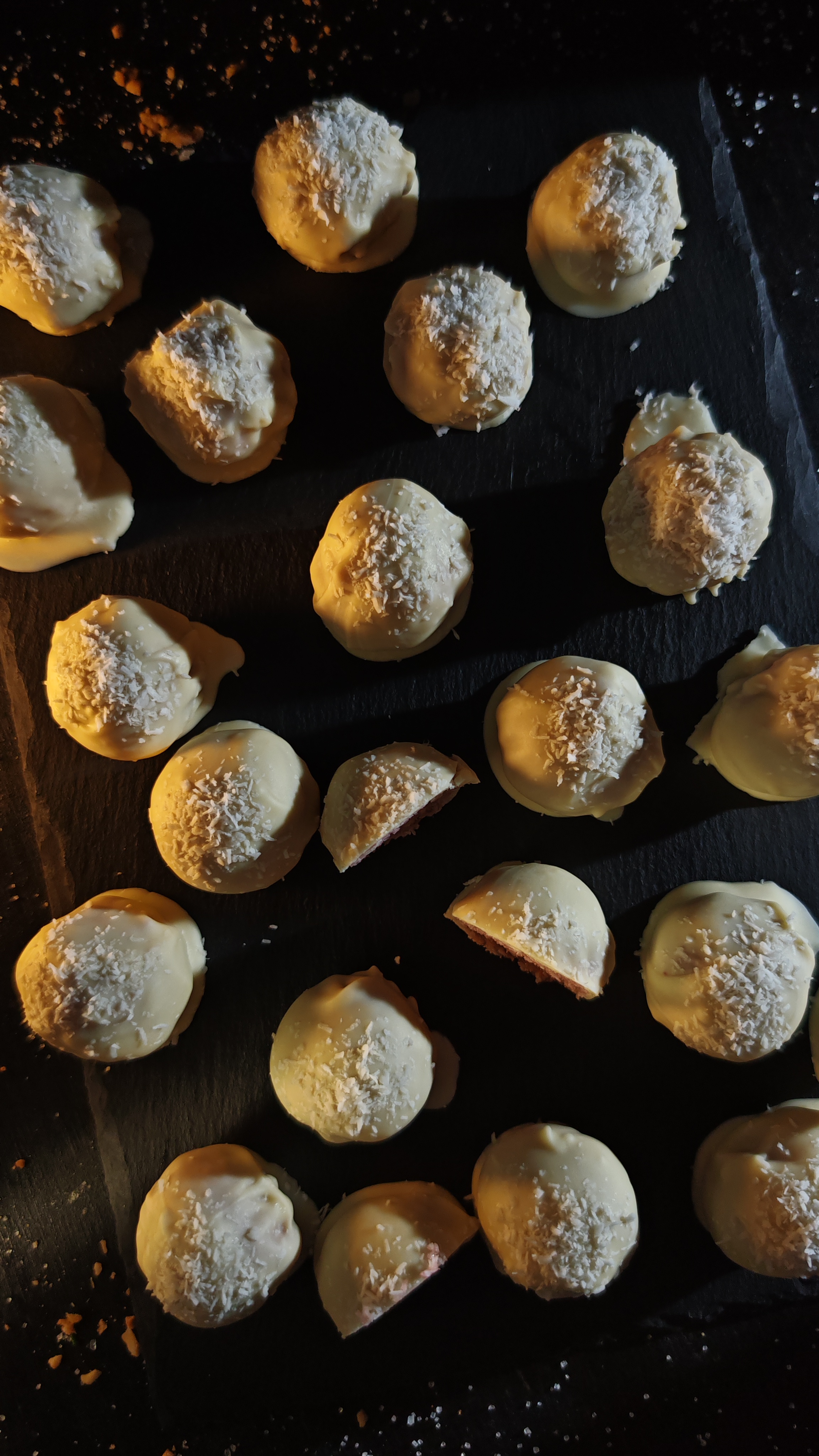 Bomboane cu nucă de cocos și zmeură - Desert super rapid și delicios