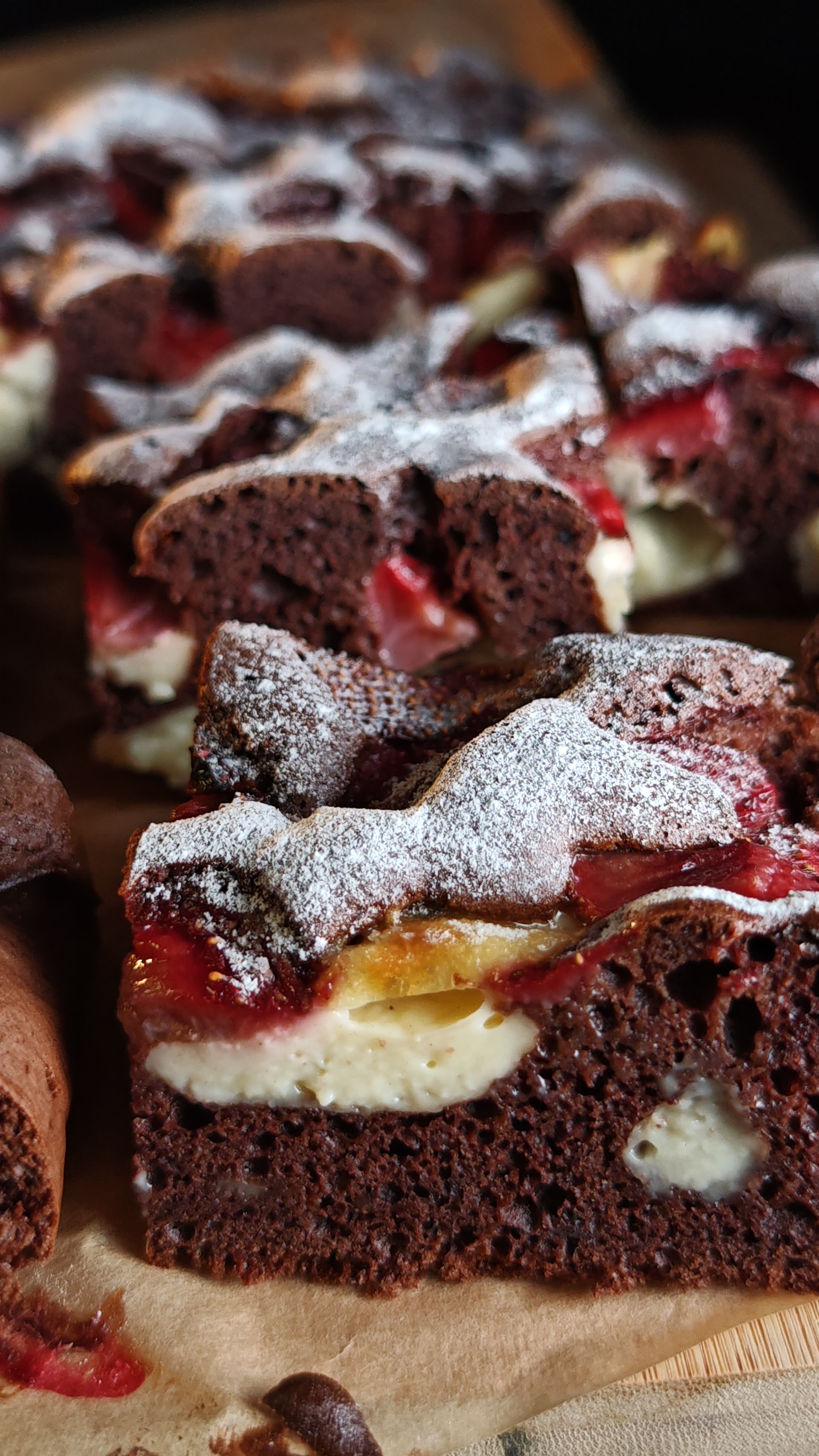 Prăjitură cu cacao, cremă de vanilie și căpșuni - Deliciu aromat și pufos