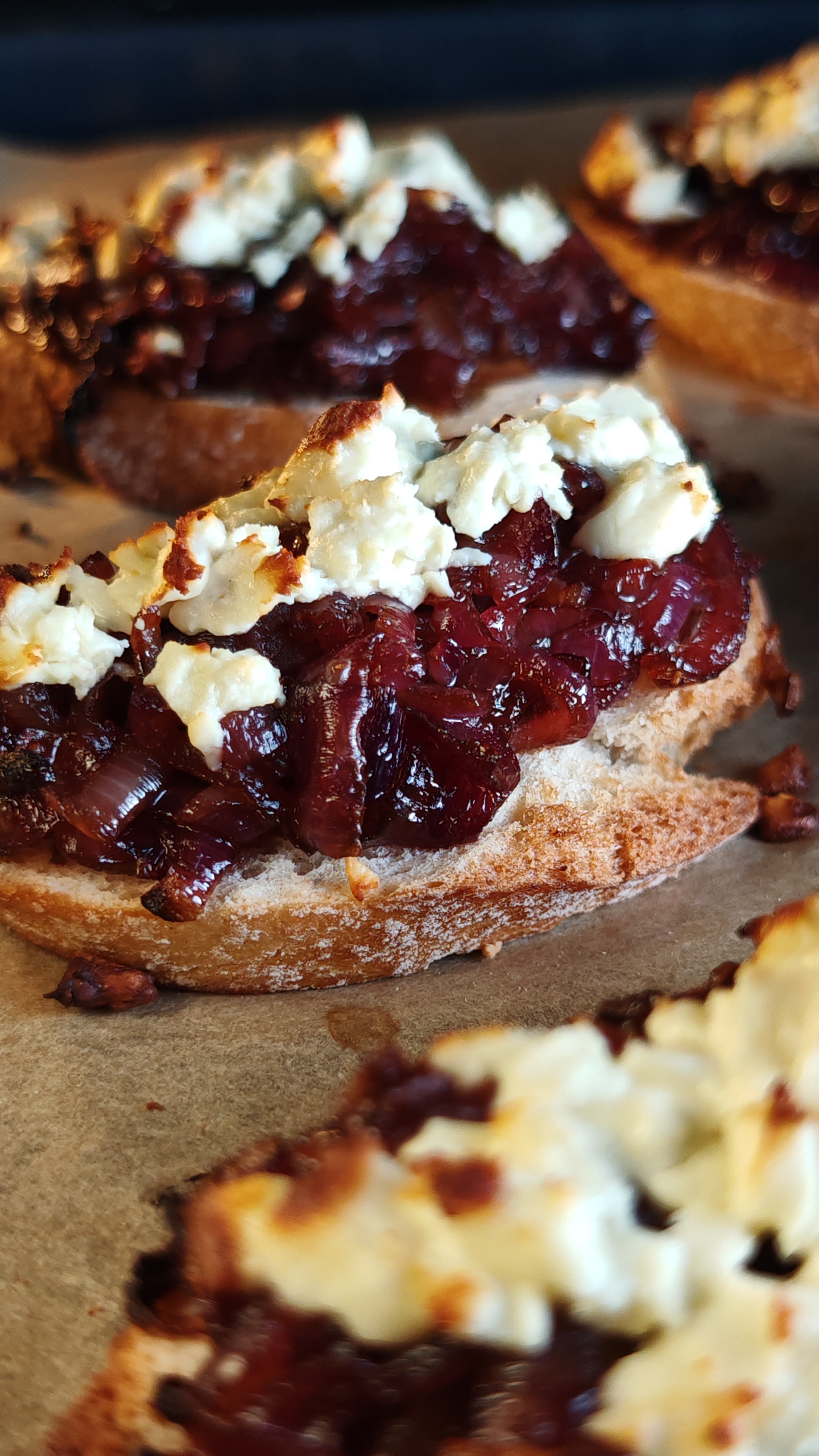 Bruschete cu ceapă caramelizată și feta - Gustarea delicioasă care te cucerește