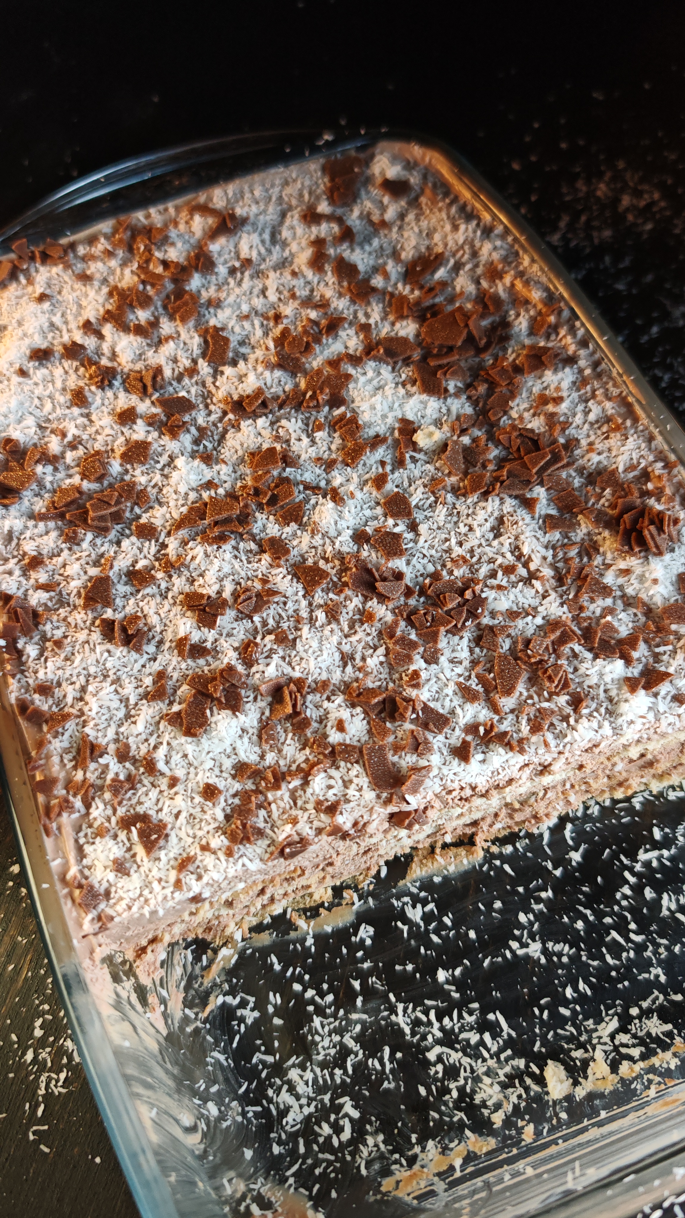 Prăjitură cu cremă de ciocolată și biscuiți - Rețeta delicioasă fără coacere