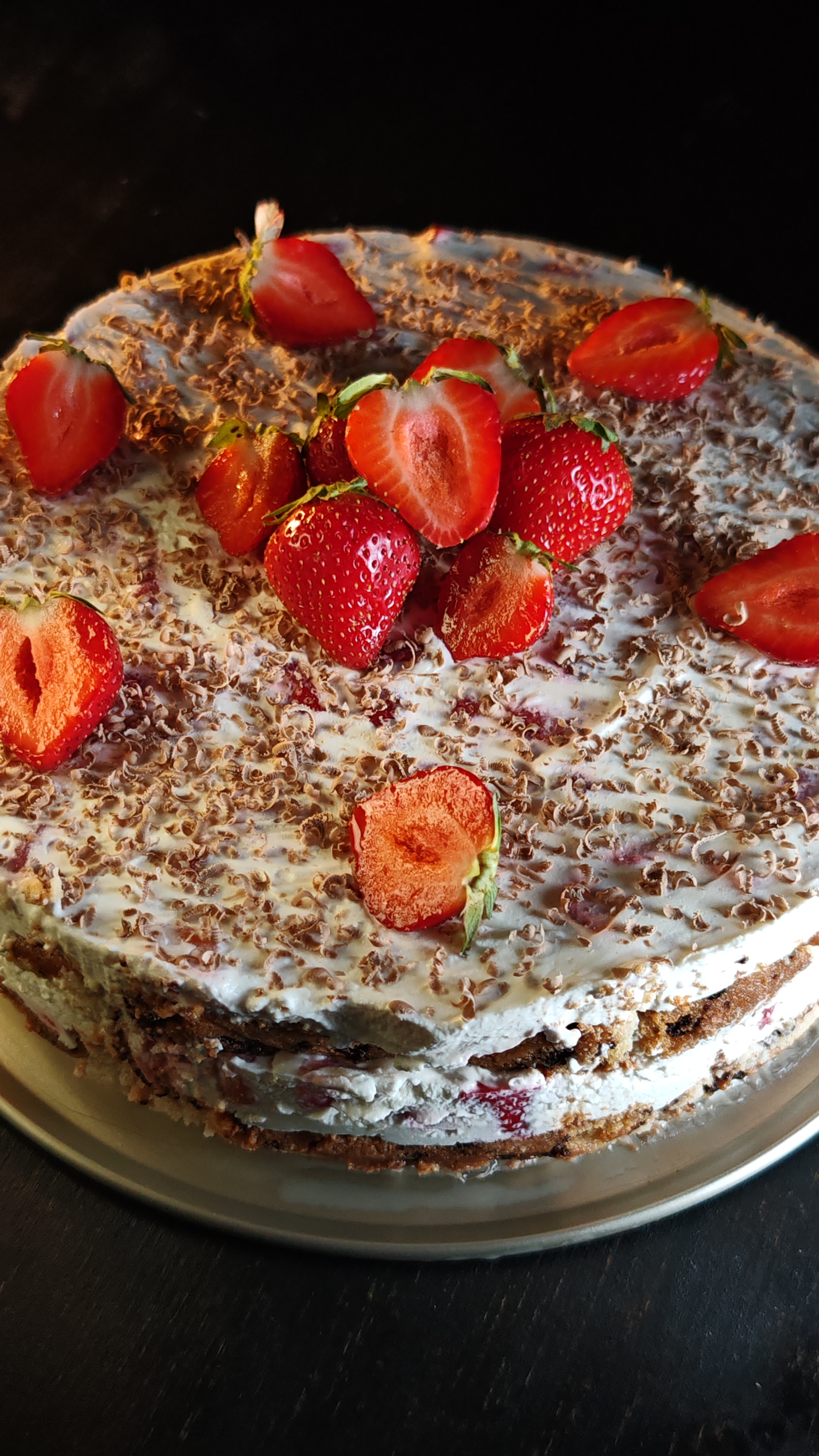 Tort rapid cu cremă mascarpone și căpșuni - Deliciu de vară fără coacere