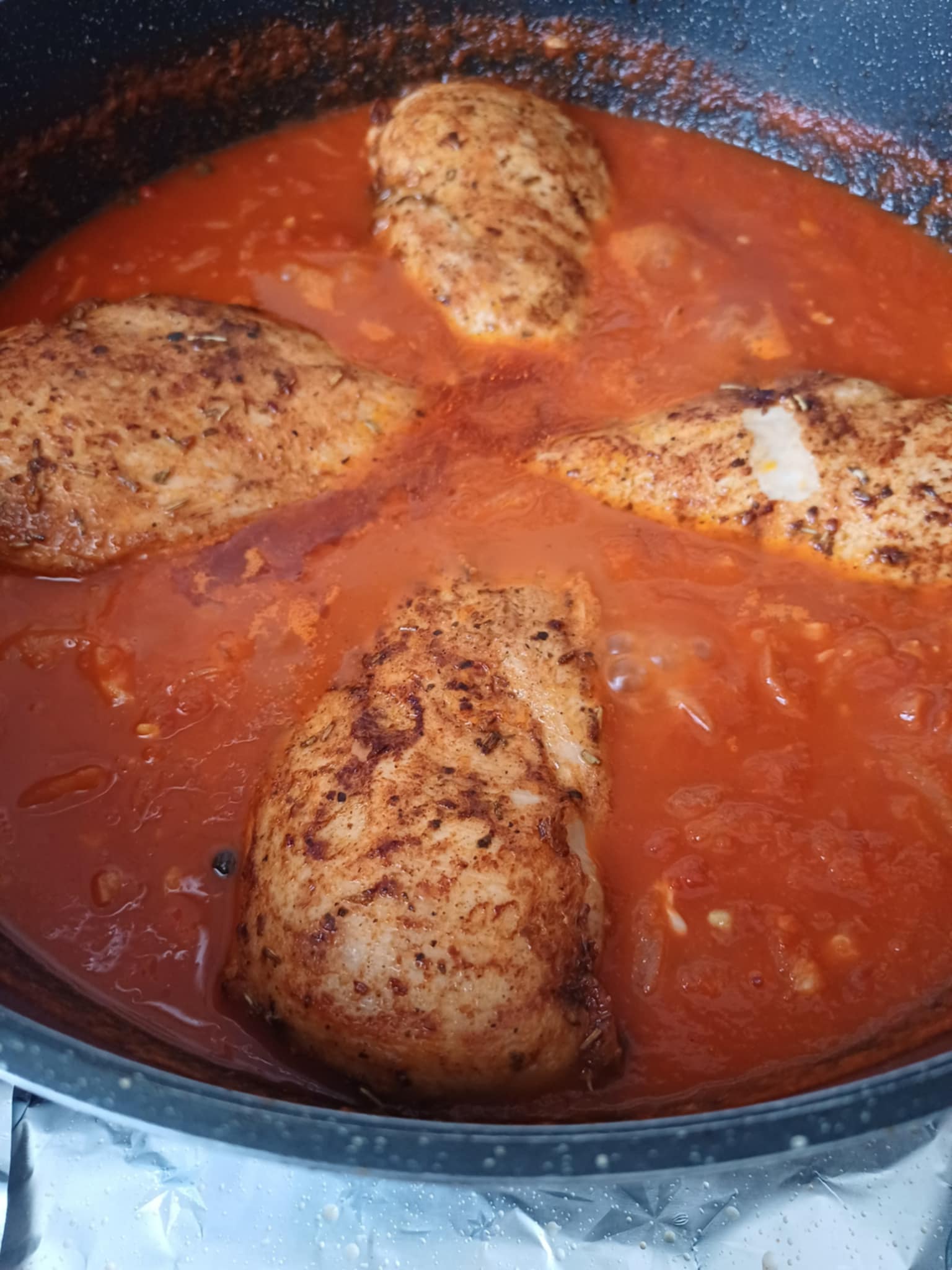 Piept de pui cu sos de ardei copti si smantana - Aromat si gustos