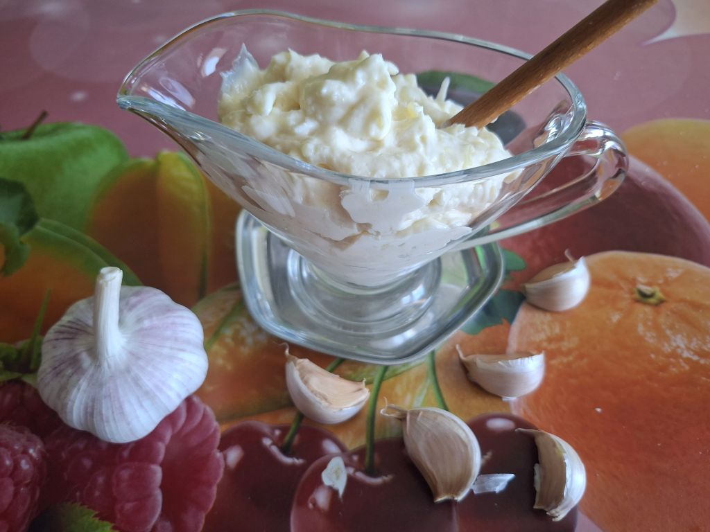 Sos de usturoi cu smantana - pur si simplu delicios