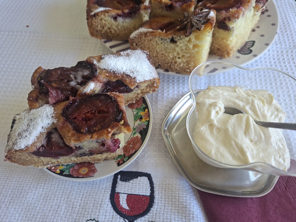 Prăjitura Cobbler cu prune și scorțișoară - Reteta gustoasa si aromata