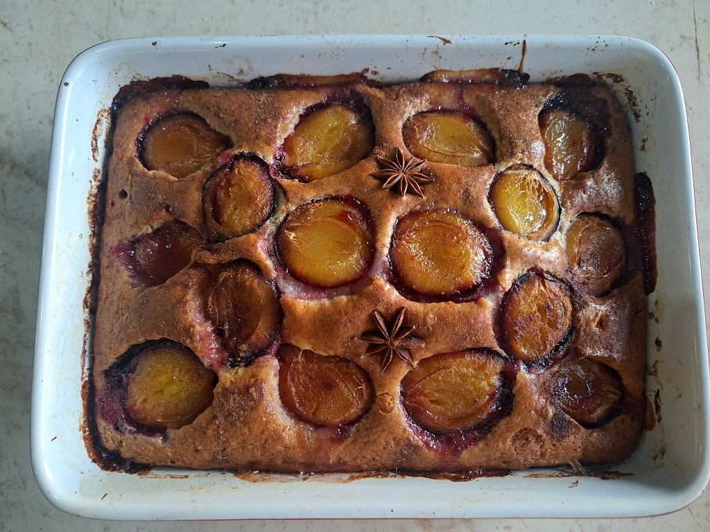 Prăjitura Cobbler cu prune și scorțișoară - Reteta gustoasa si aromata