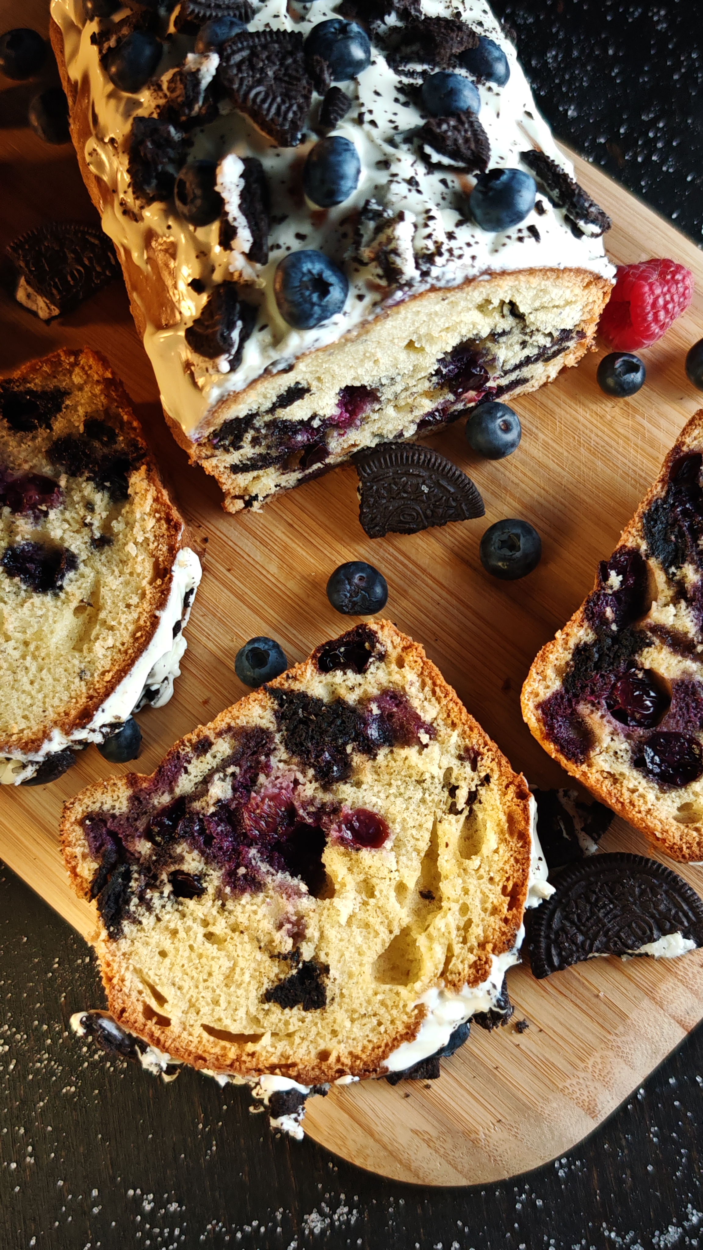 Chec cu Oreo și afine - Deliciu pufos și aromat