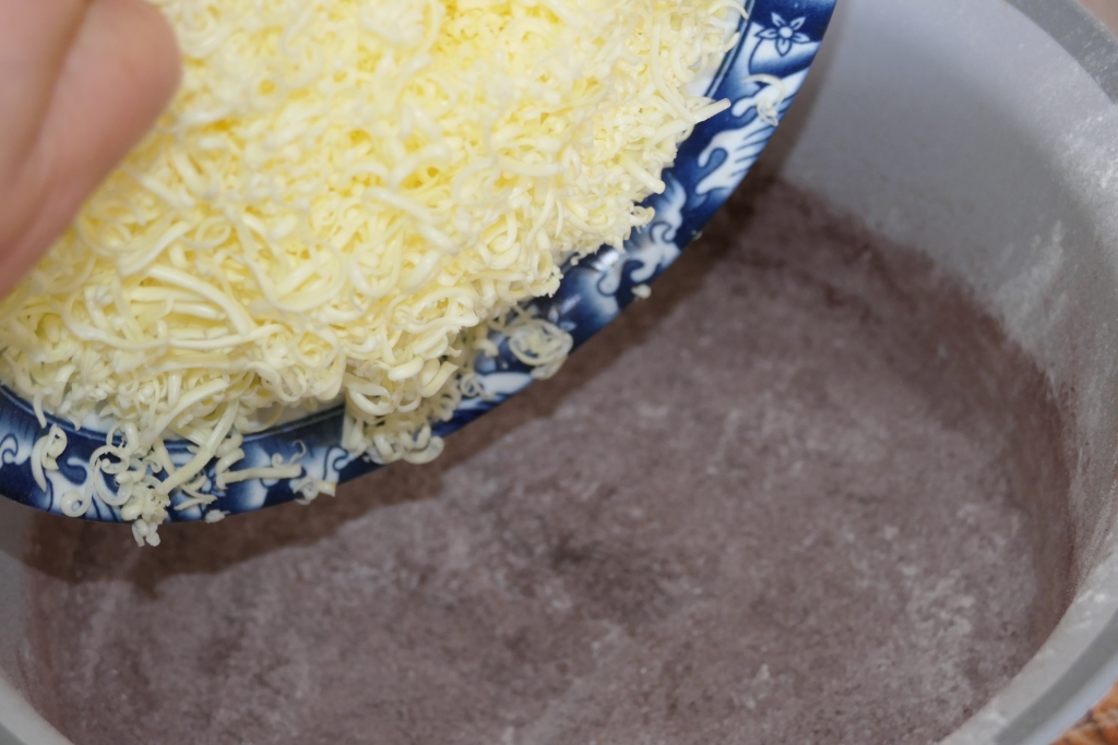 Prajitura cu mango si pralina cu alune de padure - Reteta delicioasa de casa
