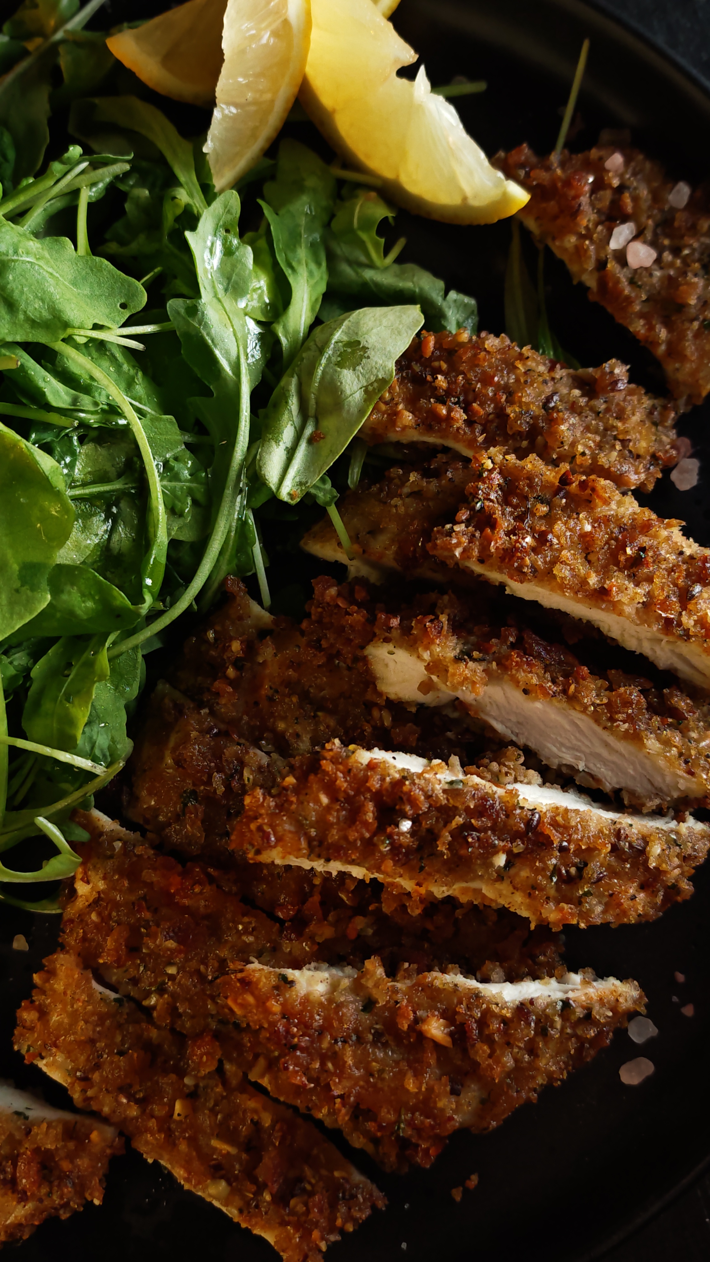 Șnițel în crustă de pâine, cu salată - Rețeta simplă și savuroasă