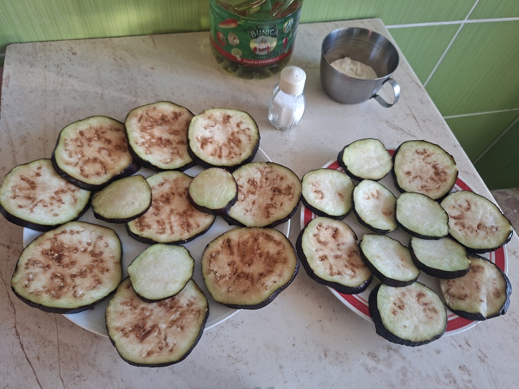 Rondele de vinete, cu sos de usturoi și smântână - Rețeta simplă și gustoasă