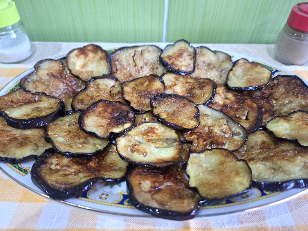 Rondele de vinete, cu sos de usturoi și smântână - Rețeta simplă și gustoasă