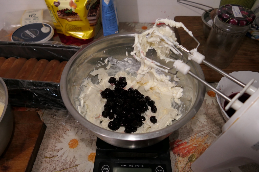 Desert cu cirese din dulceata de cirese negre amare