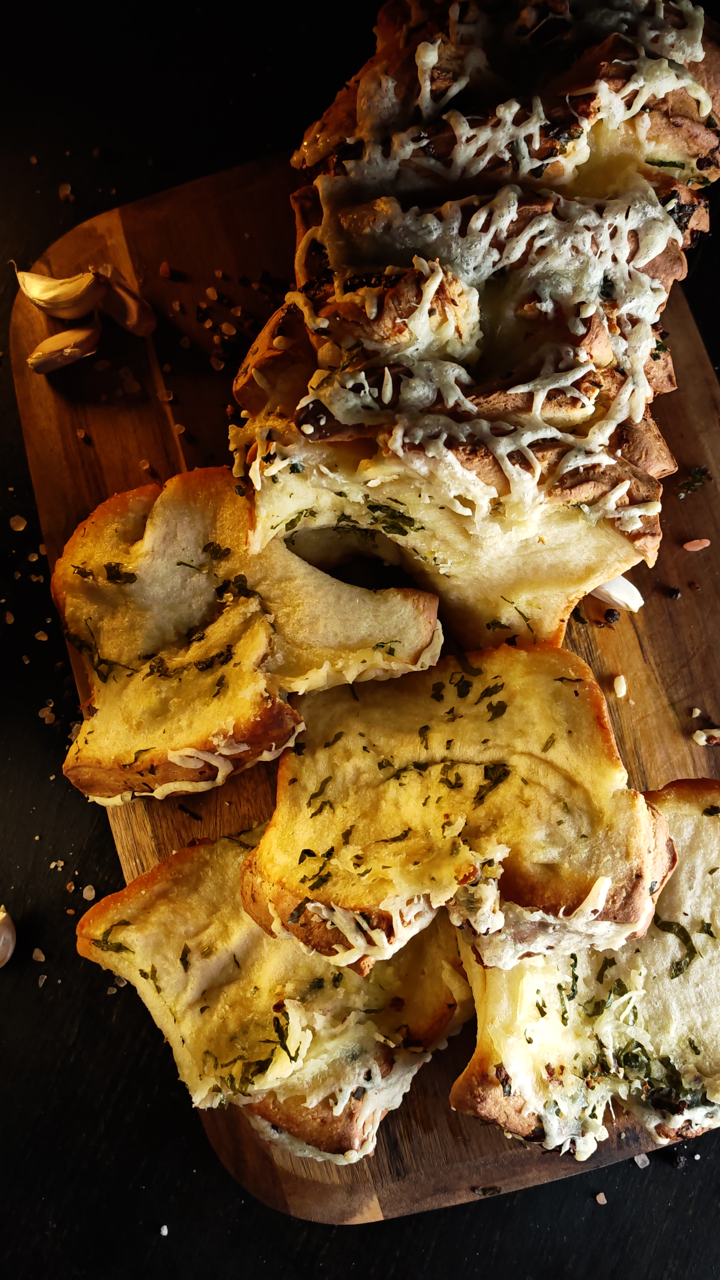 Pâine pufoasă cu unt, pătrunjel și usturoi - Rețeta savuroasă de casă