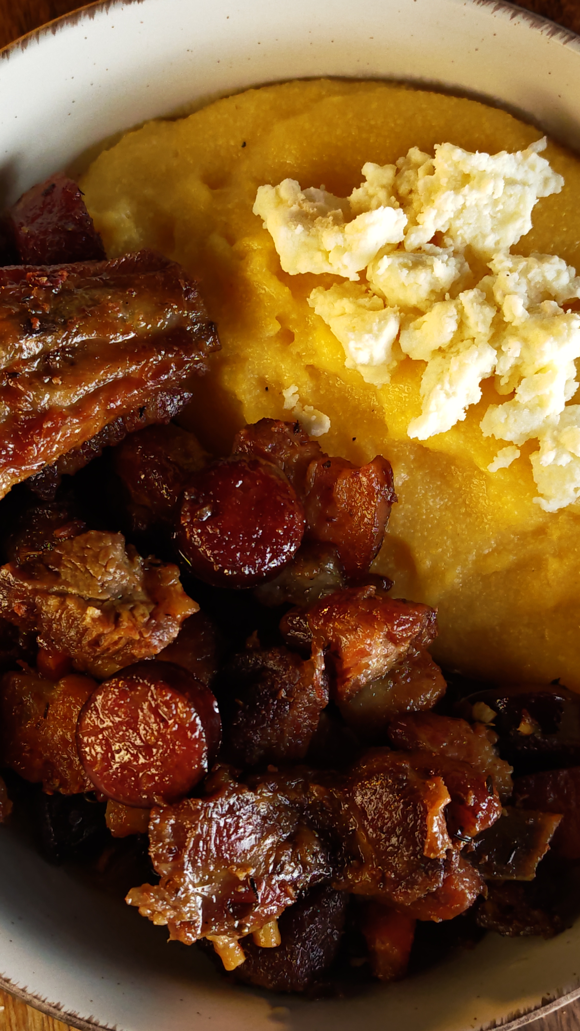 Tochitură de porc cu mămăligă și brânză - Rețeta moldovenească plină de savoare