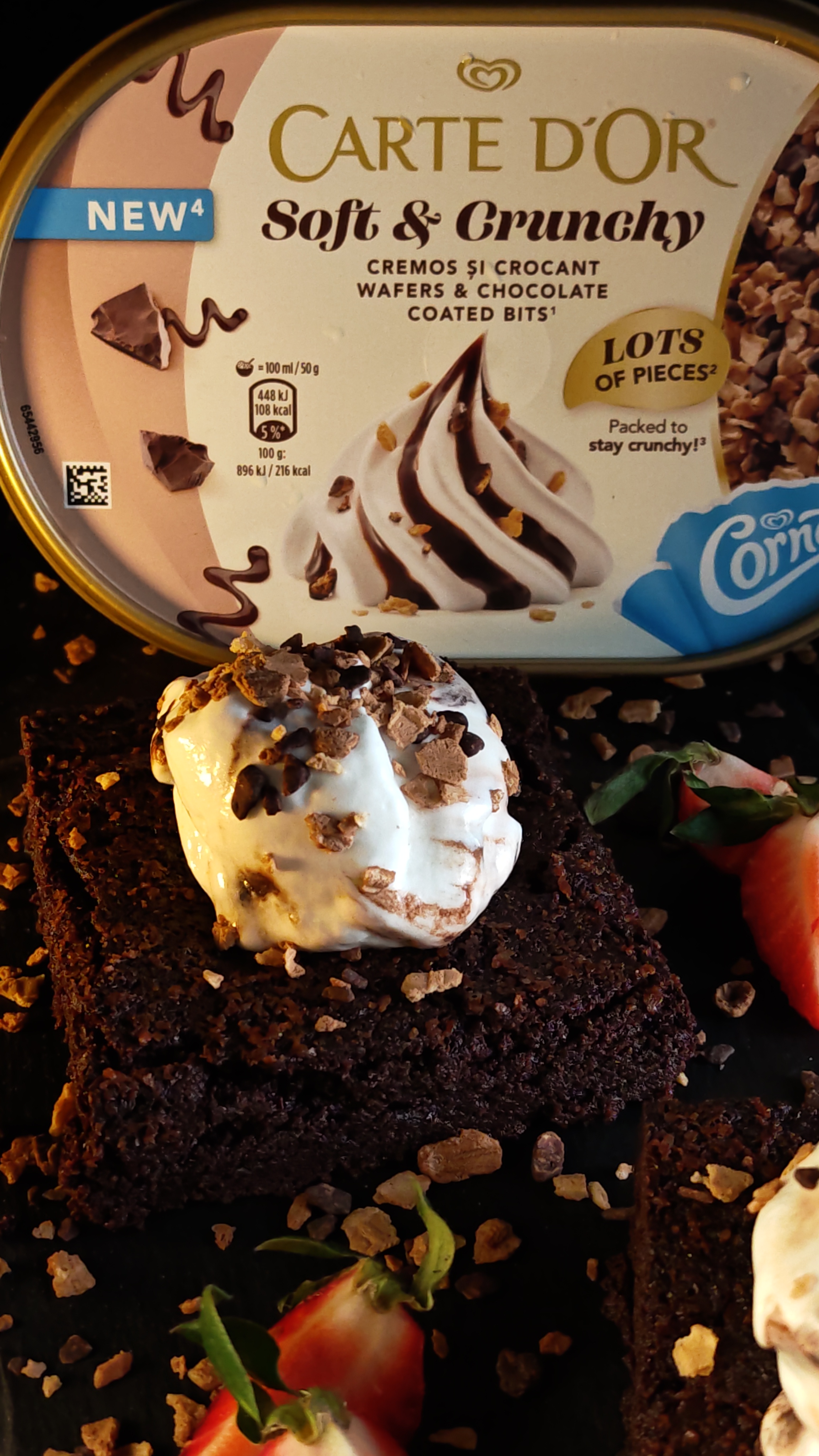 Brownie cu înghețată cremoasă și topping crunchy