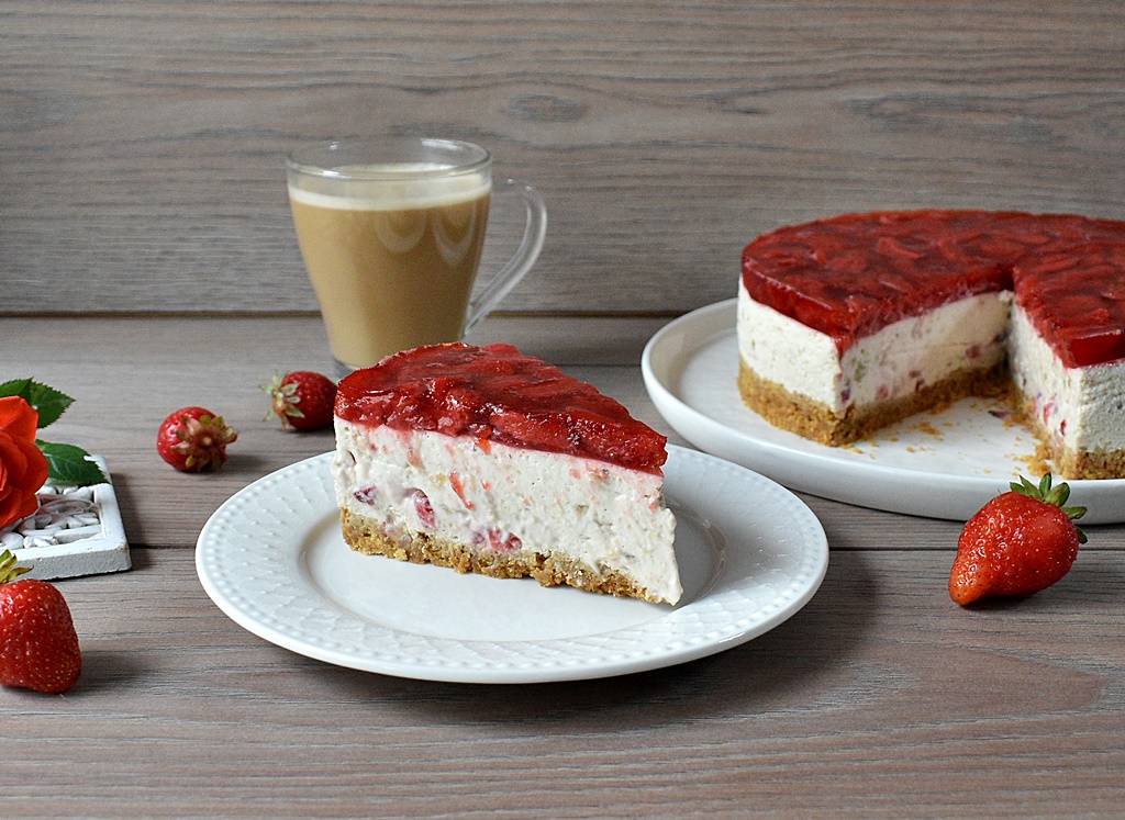 Cheesecake cu capsuni si banane, fara coacere