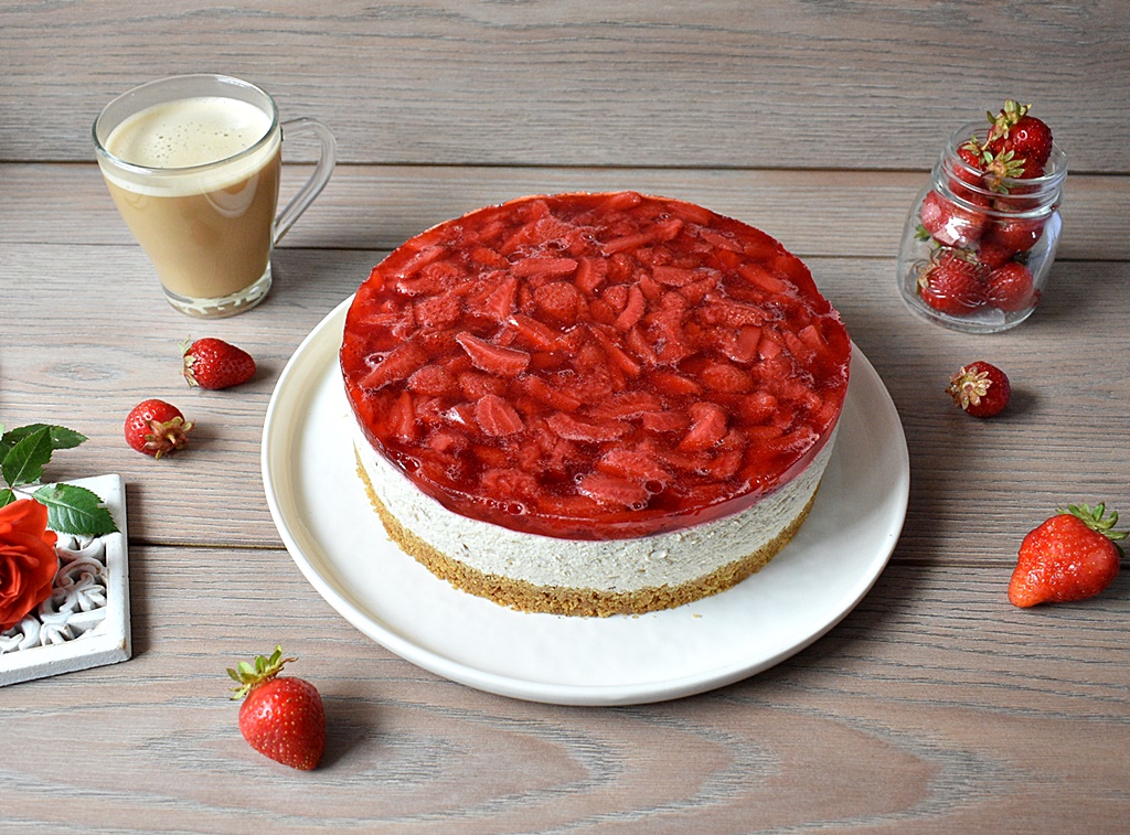 Cheesecake cu capsuni si banane, fara coacere